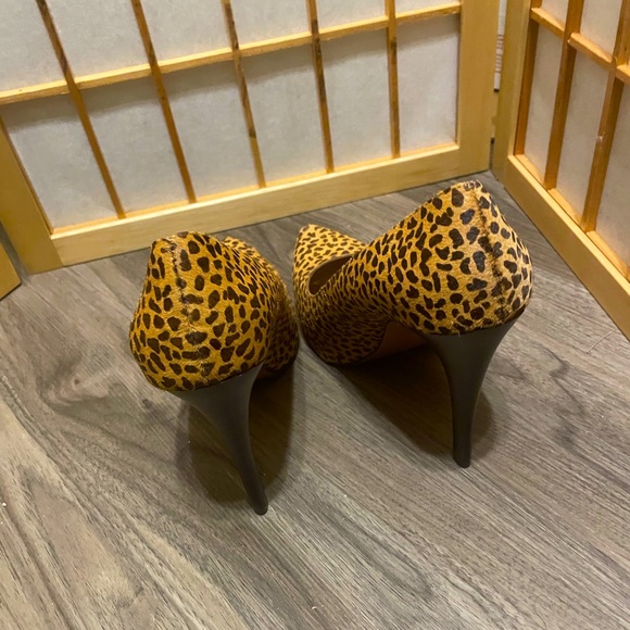BCBG Leopard pony hair pump with 4 1/2 to 5 inch heel and 1 inch platform - Picture 4 of 6